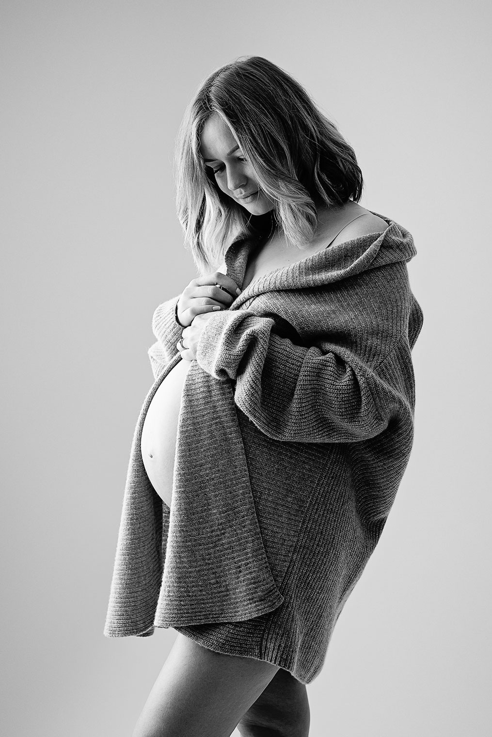 Simple maternity photo session black and white portraits | Earlsfield portrait photo studio